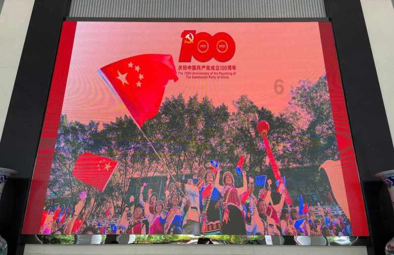 连续压爆多枚乌军地雷 俄扫雷坦克前线画面公开
